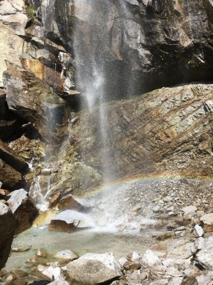 五色の滝の虹