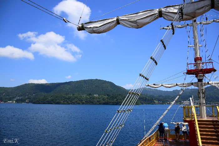 072-New-Emi-海賊船から芦ノ湖の眺め