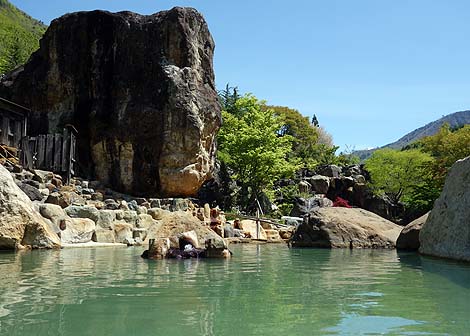 奥飛騨の新穂高温泉にて非日常感たっぷり日本有数の巨大混浴露天風呂！