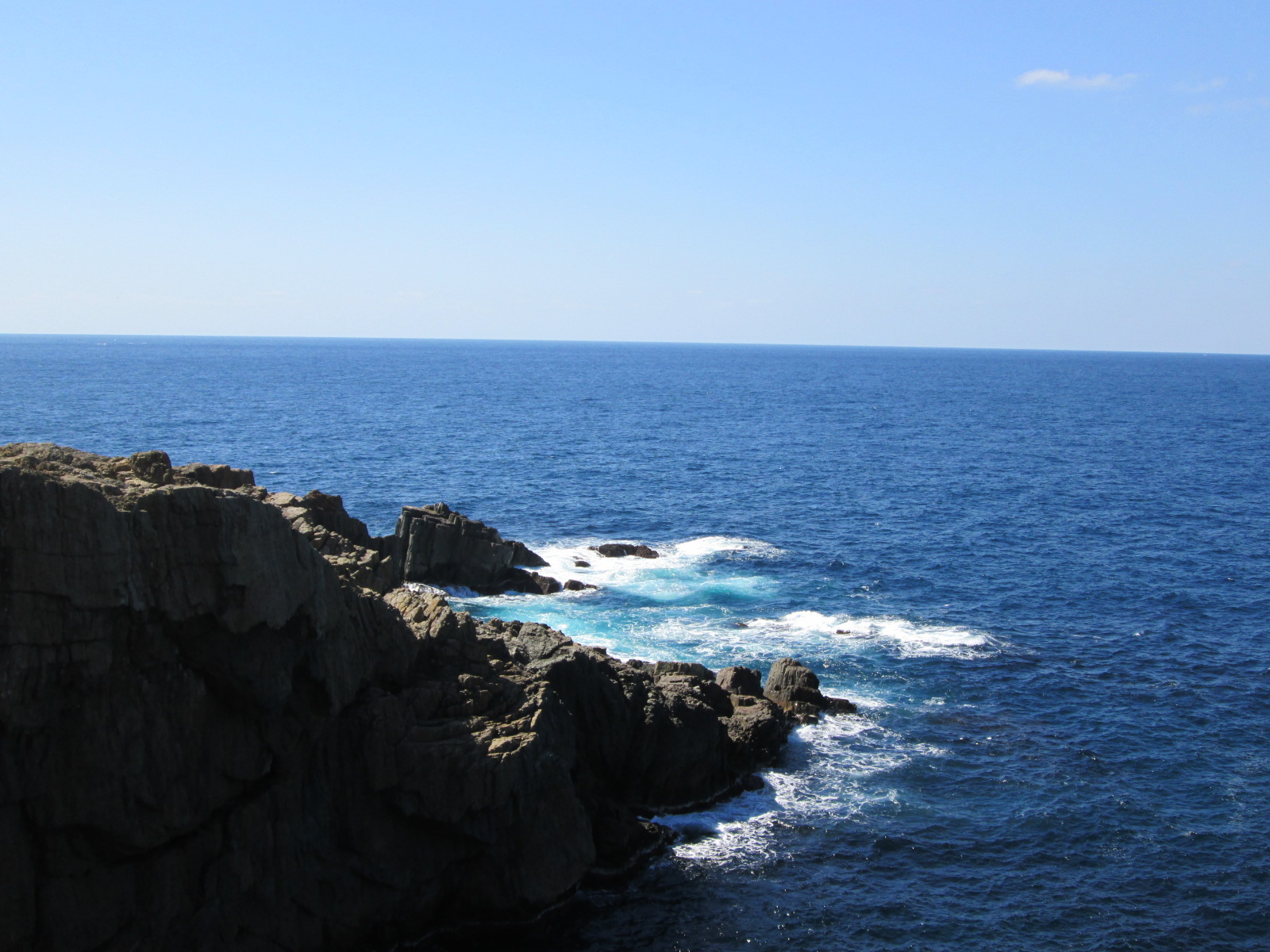 青い海と岩